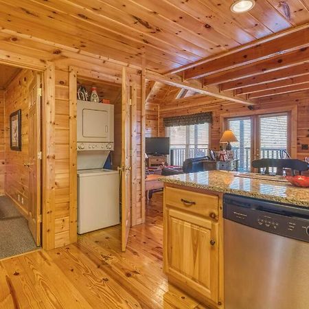 Solid Ground Lodge With Yard! Пиджен-Фордж Экстерьер фото