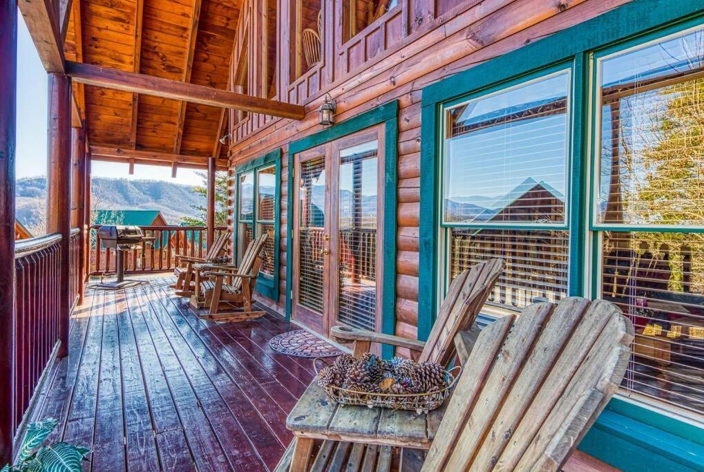 Solid Ground Lodge With Yard! Пиджен-Фордж Экстерьер фото