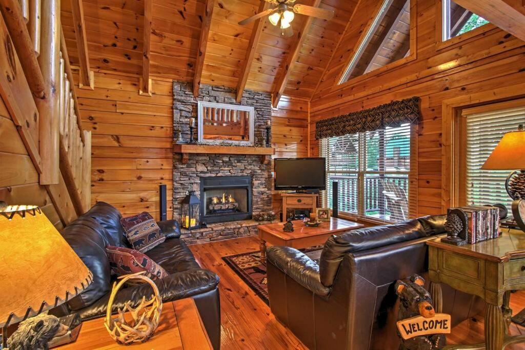 Solid Ground Lodge With Yard! Пиджен-Фордж Экстерьер фото
