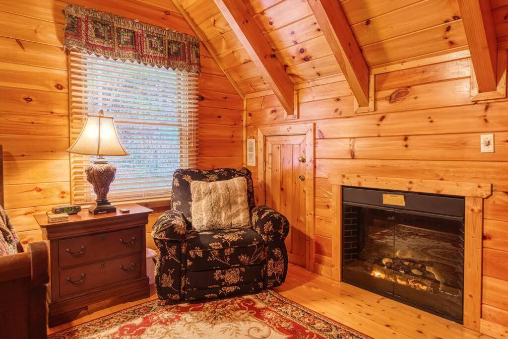 Solid Ground Lodge With Yard! Пиджен-Фордж Экстерьер фото