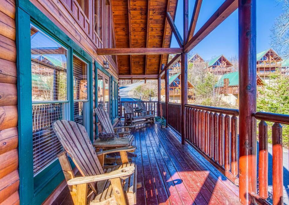 Solid Ground Lodge With Yard! Пиджен-Фордж Экстерьер фото